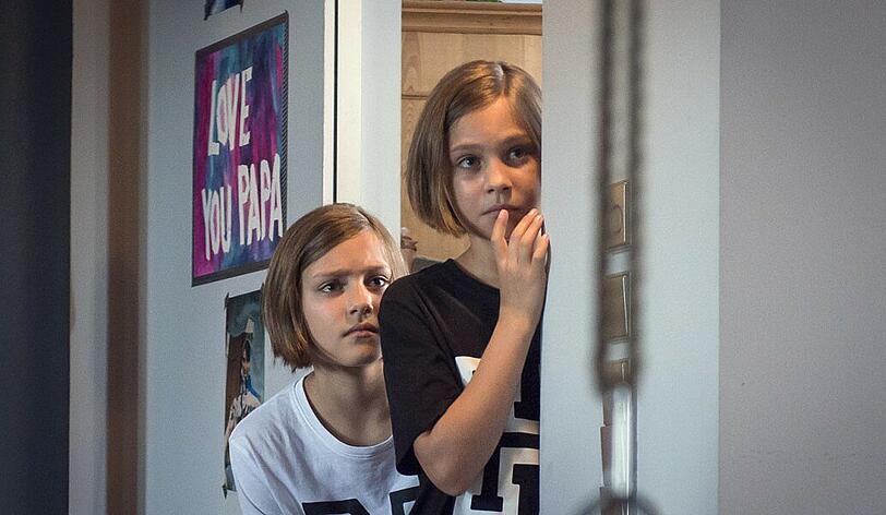 Hanni (Laila Meinecke, rechts) und Nanni (Rosa Meinecke) sind besorgt, dass ihre Eltern sich trennen könnten.