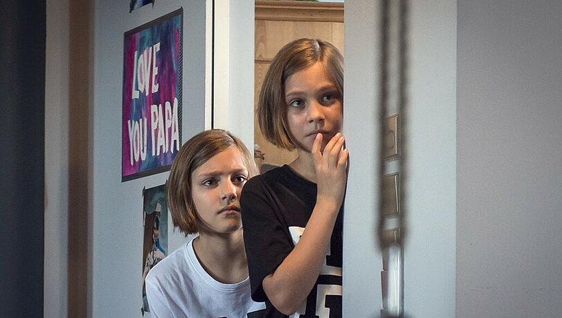Hanni (Laila Meinecke, rechts) und Nanni (Rosa Meinecke) sind besorgt, dass ihre Eltern sich trennen könnten.