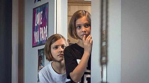Hanni (Laila Meinecke, rechts) und Nanni (Rosa Meinecke) sind besorgt, dass ihre Eltern sich trennen könnten.