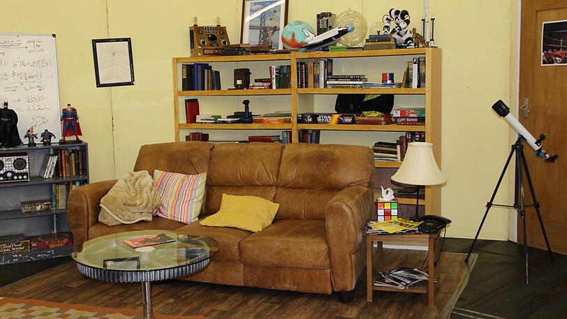 Sheldon Cooper ist gerade leider nicht zu Hause. Trotzdem haben die Veranstalter das Wohnzimmer der liebenswerten Physik-Nerds aus "Big Bang Theory" nachgebaut.