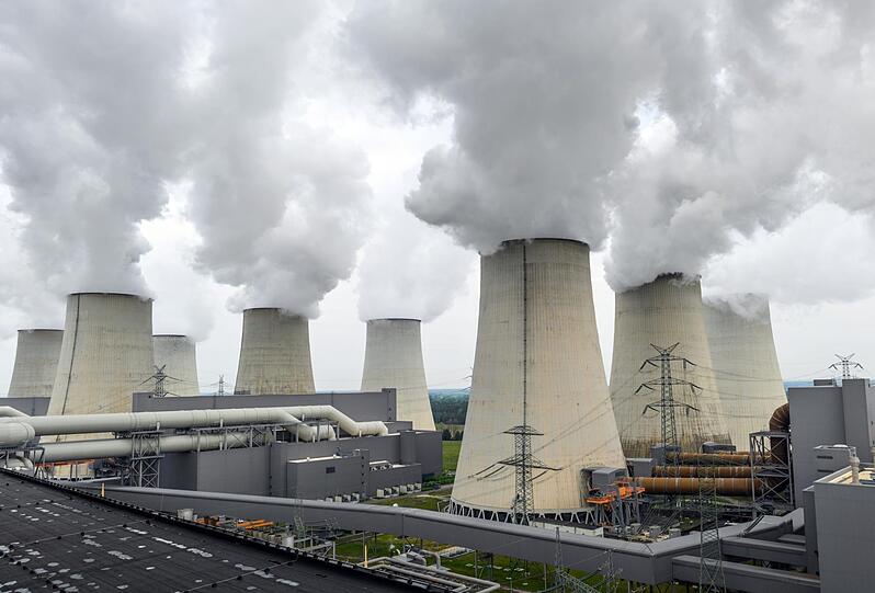 Heikles Thema Kohle-Strom: Wasserdampf steigt aus den Kühltürmen des Braunkohlekraftwerks Jänschwalde der Lausitz Energie Bergbau AG.
