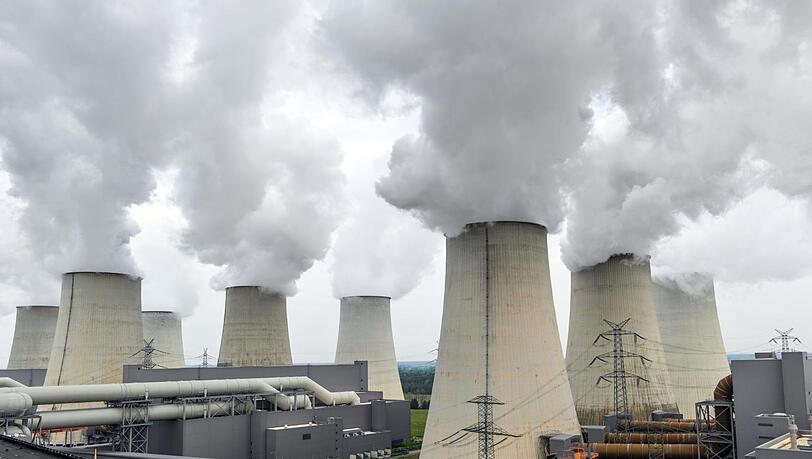 Heikles Thema Kohle-Strom: Wasserdampf steigt aus den Kühltürmen des Braunkohlekraftwerks Jänschwalde der Lausitz Energie Bergbau AG. Heikles Thema Kohle-Strom: Wasserdampf steigt aus den Kühltürmen des Braunkohlekraftwerks Jänschwalde der Lausitz Energie Bergbau AG.