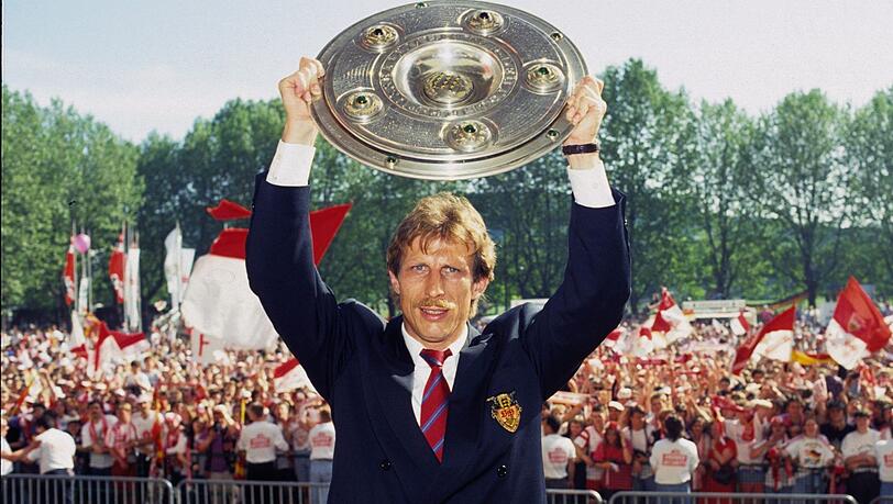 Dramatischer Meistertitel 1992: Christoph Daum und der VfB Stuttgart lassen Eintracht Frankfurt noch hinter sich. Dramatischer Meistertitel 1992: Christoph Daum und der VfB Stuttgart lassen Eintracht Frankfurt noch hinter sich.