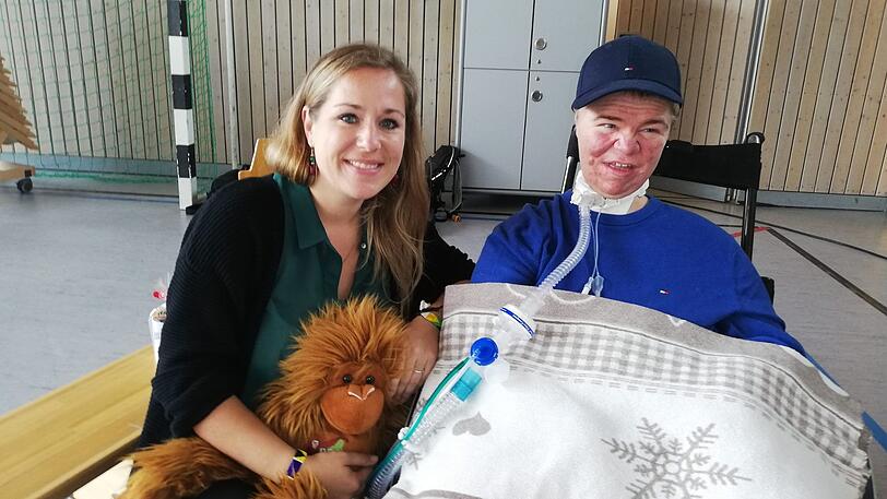 AZ-Redakteurin Rosemarie Vielreicher begleitet Benni Over bei seinem Besuch in einer Schule in Ingolstadt.