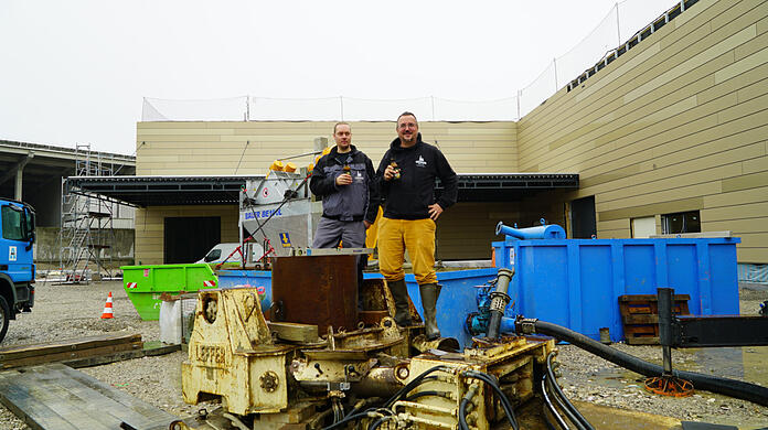 Giesinger-Bräu-Chef Steffen Marx und Braumeister Simon Roßmann auf dem Brunnen, aus dem die Brauerei bald Münchner Wasser fördert.