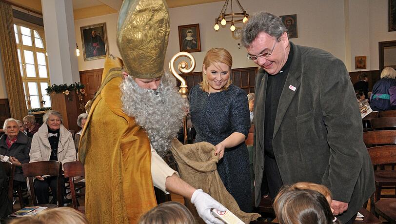 Der Nikolaus, Maite Kelly und Monsignore Georg Austen verteilen Schokonikoläuse an die Kinder des Kinderhauses St. Anton. Der Nikolaus, Maite Kelly und Monsignore Georg Austen verteilen Schokonikoläuse an die Kinder des Kinderhauses St. Anton.