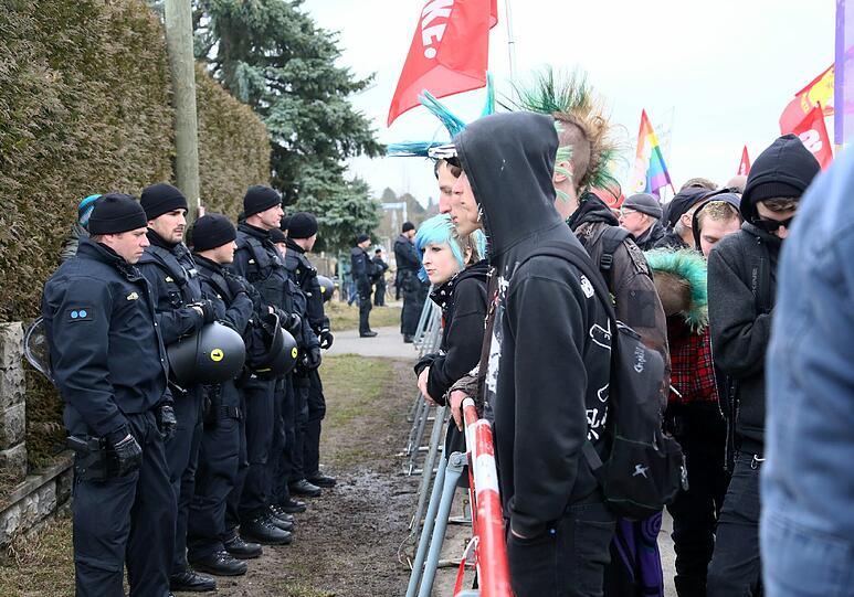 Rund 1000 Münchner haben im März gegen das "Braune Haus" in Obermenzing demonstriert.