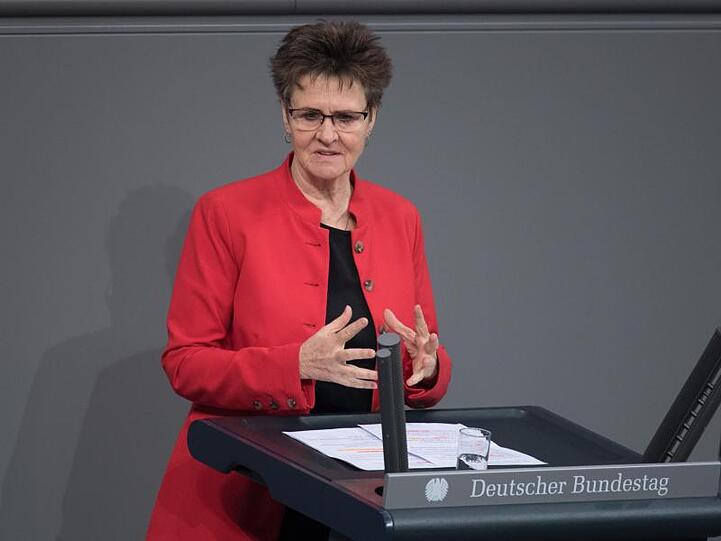 "Trotz sinkender Bewerberzahlen drohen auch in diesem Jahr wieder viele junge Menschen am Ausbildungsmarkt leer auszugehen", sagt Sabine Zimmermann.