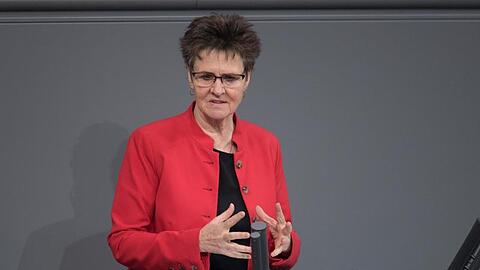 "Trotz sinkender Bewerberzahlen drohen auch in diesem Jahr wieder viele junge Menschen am Ausbildungsmarkt leer auszugehen", sagt Sabine Zimmermann.