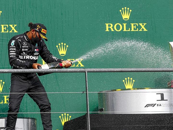 Lewis Hamilton feiert seinen Sieg mit der obligatorischen Champagner-Dusche.