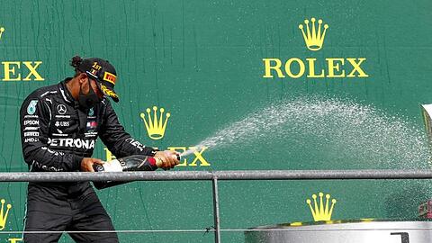 Lewis Hamilton feiert seinen Sieg mit der obligatorischen Champagner-Dusche.