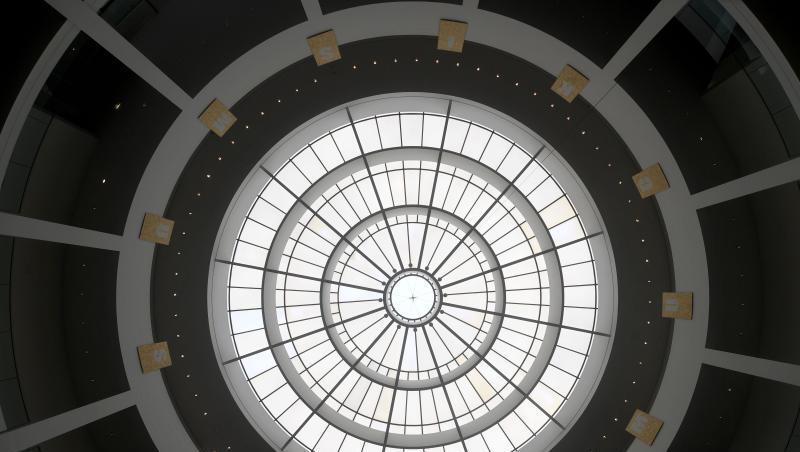 Licht scheint in die Rotunde der Pinakothek der Moderne.