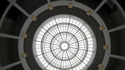 Licht scheint in die Rotunde der Pinakothek der Moderne.