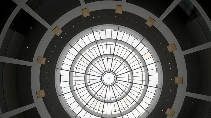 Licht scheint in die Rotunde der Pinakothek der Moderne.