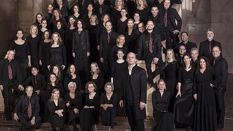 Der Münchener Bach-Chor und sein künstlerischer Leiter Hansjörg Albrecht.