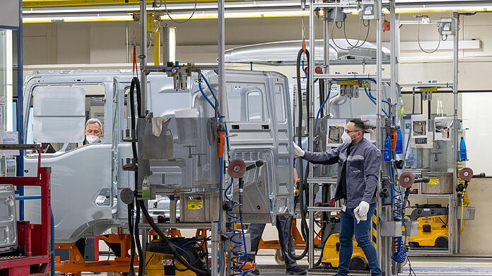 Blick in die Produktionsstraße für Lkw-Fahrerkabinen bei MAN in München.