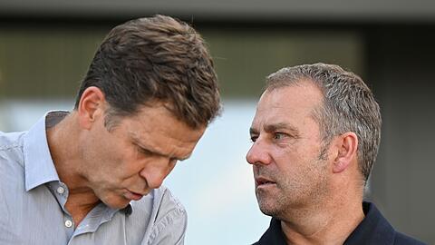 Oliver Bierhoff (l) und Bundestrainer Hansi Flick im Gespräch.