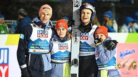 Ein letztes Bangen, kurz danach die erlösung: Karl Geiger (l-r), Selina Freitag, Andreas Wellinger und Katharina Althaus.