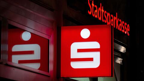 Die Stadtsparkasse ändert ihr Kontomodell: Künftig zahlt man teilweise auch fürs Geld abheben. (Symbolbild)