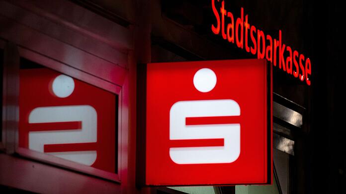Die Stadtsparkasse ändert ihr Kontomodell: Künftig zahlt man teilweise auch fürs Geld abheben. (Symbolbild)