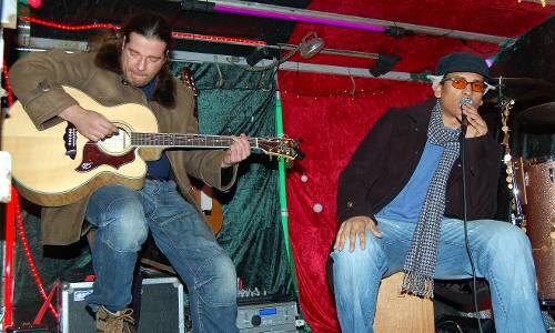 Spielt von der Ladefläche seines grünen Mercedes-Transporters: Der Soul-Sänger Xavier Naidoo bei einem spontanen Konzert im fränkischen Rödental. Er ist zur Zeit auf &bdquo;Straßen-Tour&ldquo; und tritt da auf, wo es ihm gefällt.
