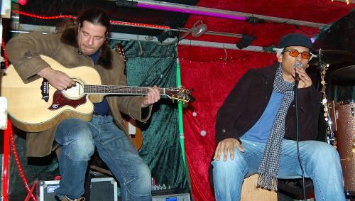 Spielt von der Ladefläche seines grünen Mercedes-Transporters: Der Soul-Sänger Xavier Naidoo bei einem spontanen Konzert im fränkischen Rödental. Er ist zur Zeit auf „Straßen-Tour“ und tritt da auf, wo es ihm gefällt. Spielt von der Ladefläche seines grünen Mercedes-Transporters: Der Soul-Sänger Xavier Naidoo bei einem spontanen Konzert im fränkischen Rödental. Er ist zur Zeit auf „Straßen-Tour“ und tritt da auf, wo es ihm gefällt.