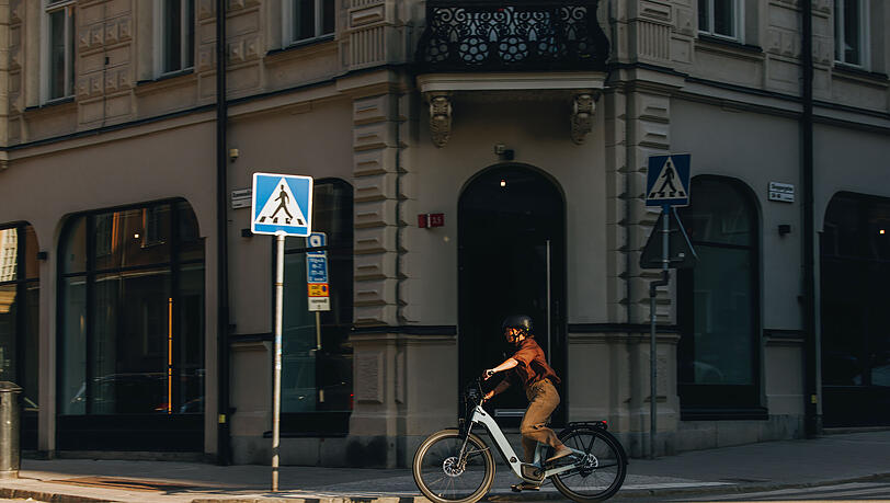 Stadtradeln mit Stil: Sonnenlicht und ein lässiger Tritt in die Pedale.
