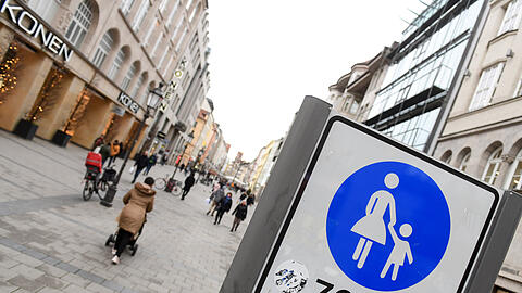 Eine Neuer&ouml;ffnung hat heute viele Fans in die Sendlinger Stra&szlig;e gelockt.