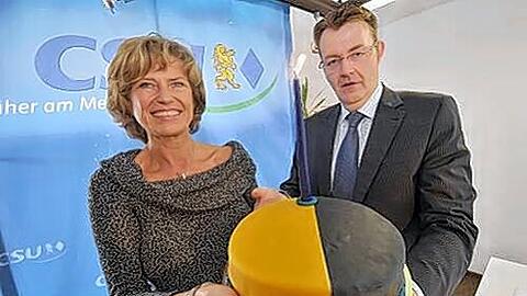 Eine schwarz-gelbe Torte zum einjährigen Jubiläum der Regierungskoalition: Die Nürnberger CSU-Abgeordneten DagmarWöhrl und Michael Frieser feierten gestern das Jubiläum ohne den Koalitionspartner.
