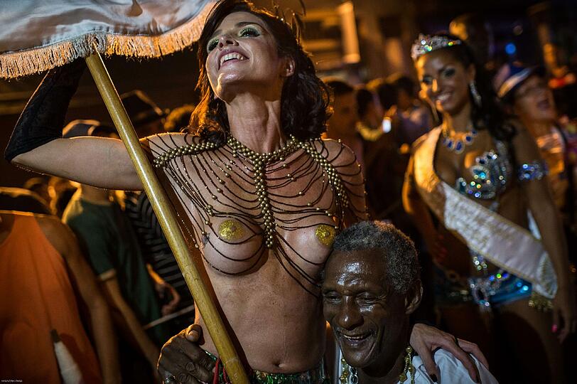 Ziemlich bunt, ziemlich heiß und ziemlich nackt: Beim Sambodromo tobt der brasilianische Karneval bei Temperaturen von über 30 Grad. Die Bilder.