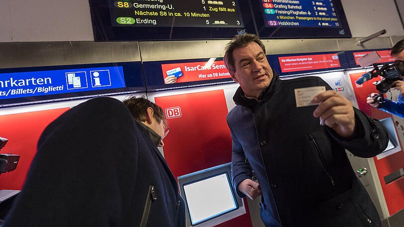 Söder (r.) und Reichhart beim Ticket-Kauf.
