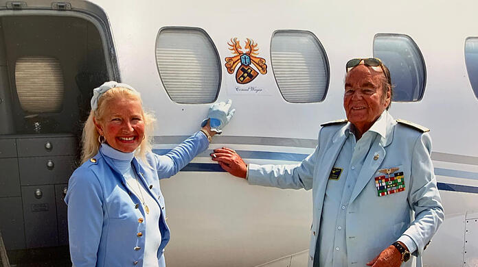 "Ein traumhaftes Leben": Christina und Hans-Hermann Weyer vor ihrem Flugzeug