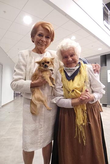 Mit Lys Assia, der ersten Siegerin von 1956. Damals war Ella süße 46.