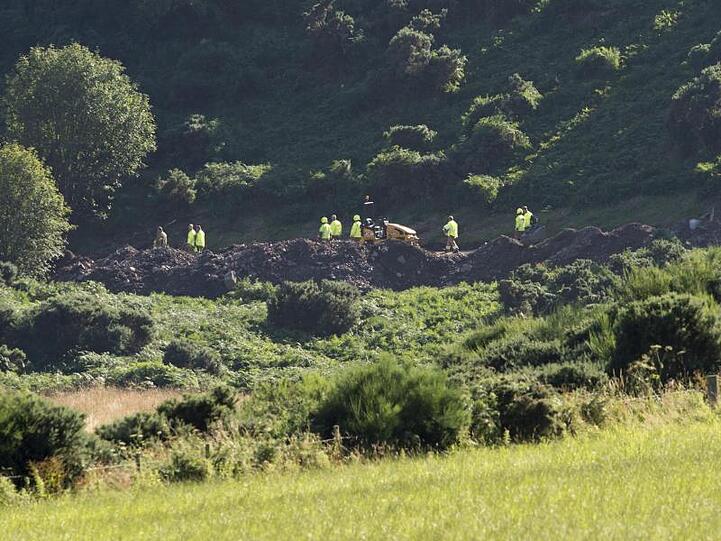 Einsatzkräfte arbeiten an der Unfallstelle nahe Stonehaven.