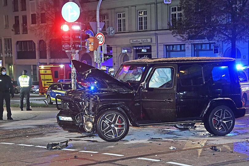 Der heftige Aufprall des in der Grundausstattung ab 150.000 Euro erhältlichen Fahrzeugs warf den Triebwagen aus dem Gleis - die Tram kam erst kurz vor dem Fußweg der Reichenbachbrücke zum Stehen.