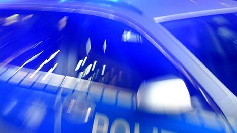 Der 33-J&auml;hrige verst&auml;ndigte den Notruf, und eine Vielzahl von Polizeistreifen machte sich auf den Weg. (Symbolbild)