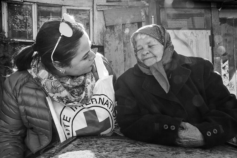 Herbst 2017: Die alten Frauen von Kamyanka freuen sich über jeden Besuch vom Team des Internationalen Komitees vom Roten Kreuz.