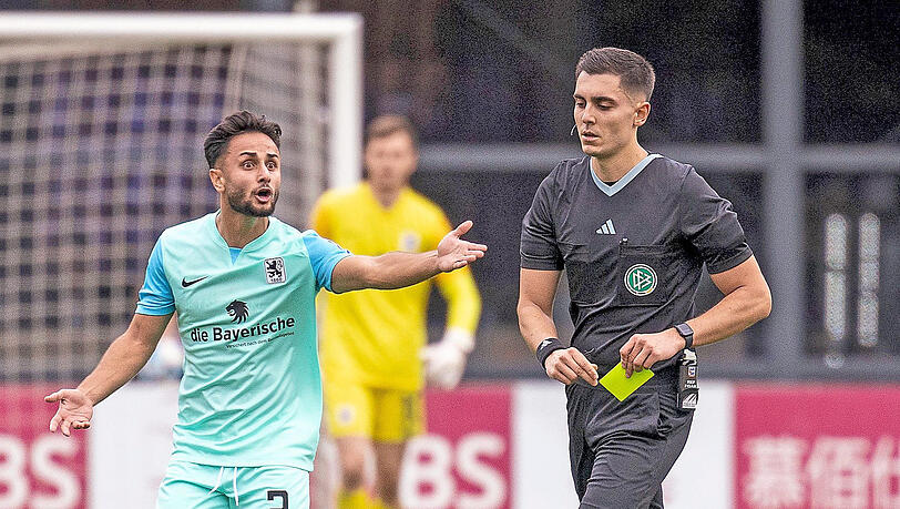 Kaan Kurt (l.) kann's kaum glauben: Der Verteidiger des TSV 1860 beschwert sich über die Gelbe Karte. Zu diesem Zeitpunkt war Schiri Timon Schulz die Partie längst entglitten – aber das wird nun ein Nachspiel haben.