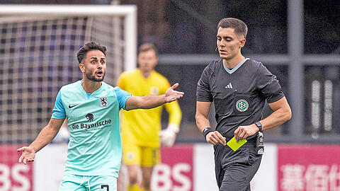 Kaan Kurt (l.) kann's kaum glauben: Der Verteidiger des TSV 1860 beschwert sich über die Gelbe Karte. Zu diesem Zeitpunkt war Schiri Timon Schulz die Partie längst entglitten – aber das wird nun ein Nachspiel haben.