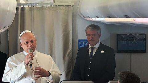 Papst Leo XIV. &auml;u&szlig;erte sich auf dem Flug nach Algerien vor Journalisten.