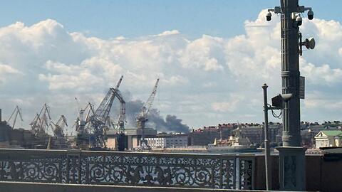 W&auml;hrend des Wirtschaftsforums in St. Petersburg brannte schon am Mittwoch eine &Ouml;lraffinerie nach einem ukrainischen Drohnenangriff. (Archivbild)