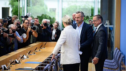 Bei der sogenannten Wahlnachlese der AfD in Berlin am Tag nach der Landtagswahl in Sachsen-Anhalt herrscht Riesenandrang.