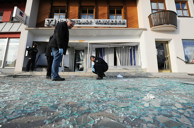 Einbrecher jagten in der Bank einen Geldautomaten in die Luft und richteten dabei einen Schaden von fast 200.000 Euro an. Die Bilder aus Pörnbach.