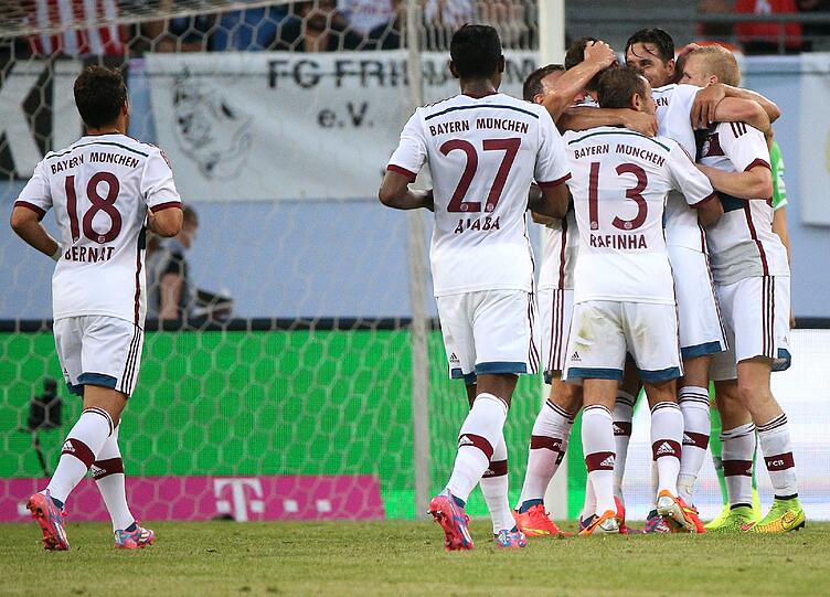 Lewandowski wird von seinen Mitspielern gefeiert.