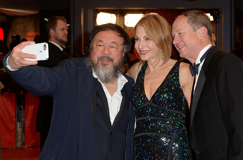 Der amerikanische Botschafter in Deutschland, John B. Emerson (r), seine Frau Kimberly und Ai Weiwei bei der Berlinale.