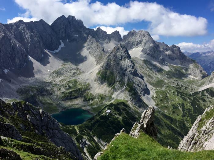 Immer wieder eröffnen sich atemberaubende Perspektiven in die umliegenden Mieminger Alpen.