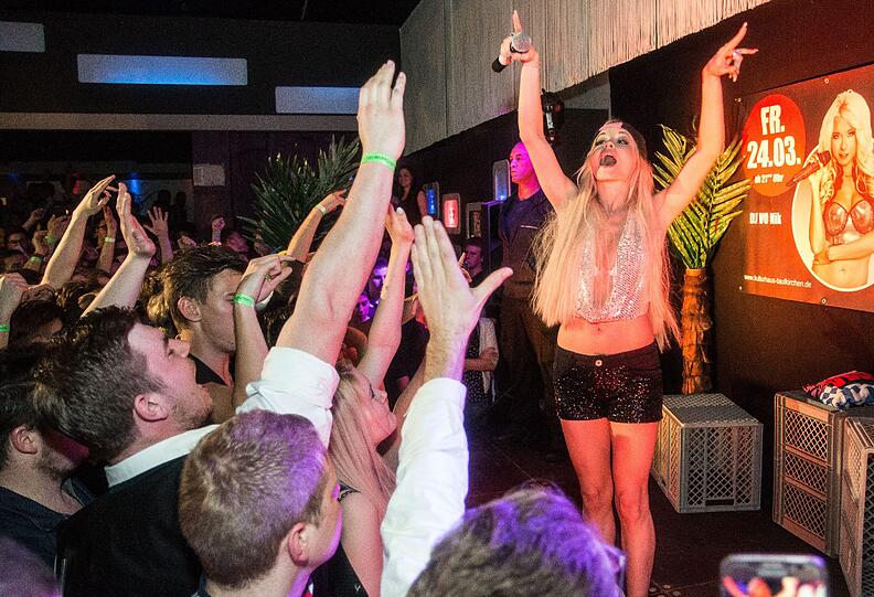 Malle-Partykönigin Mia Julia heizte den Feierwütigen im Kulturhaus in Taufkirchen so richtig ein.