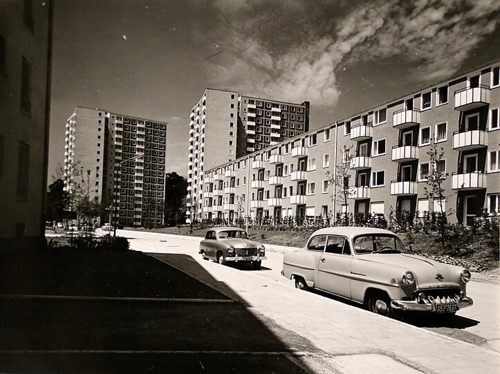 Moderne Bauten 1955: die Parkstadt Bogenhausen mit tollen Autos.