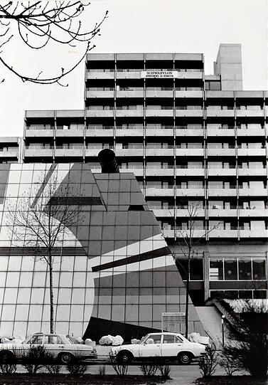 1978: Im Hochhaus hinterm Schwabylon sind Appartements zu vermieten, wie auf dem oberen Balkon zu lesen ist.