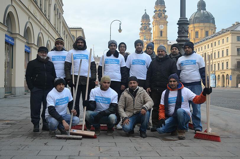 16 Münchner Muslime beteiligten sich an der Aufräumaktion.